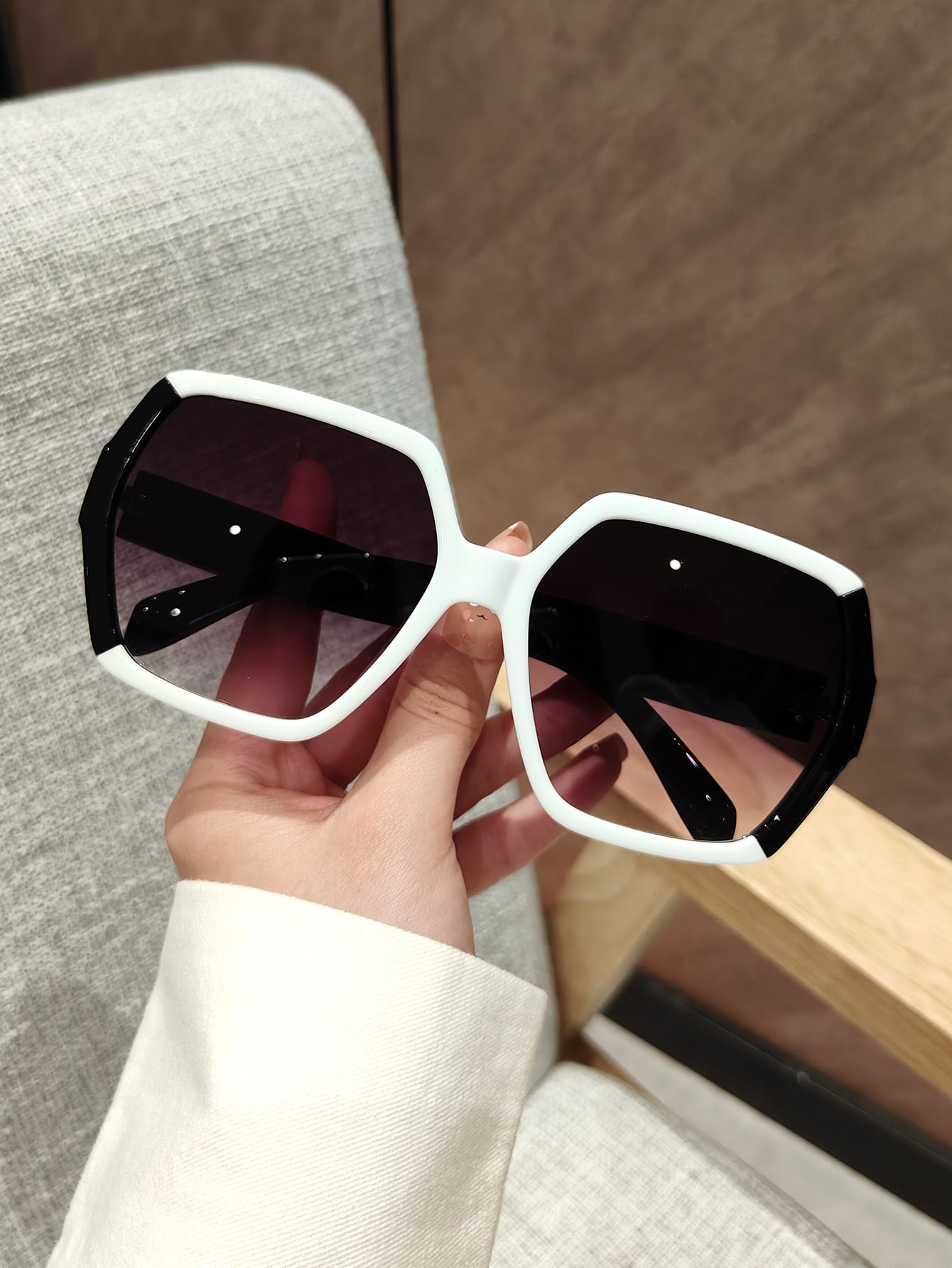 Travel Accessories To Gift - Schwarz-weiße, geometrische Damenbrille, Retro-Muster, modisches Accessoire